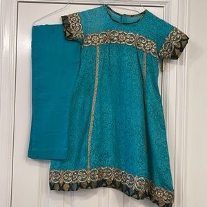 Cotton net Emerald green outfit for young girls size 5 to 6! Slightly used
